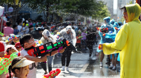 14일 대전 유성온천문화축제에서 열린 물총싸움 경기에 참가한 어린이들이 신나게 물총을 쏘고 있다.